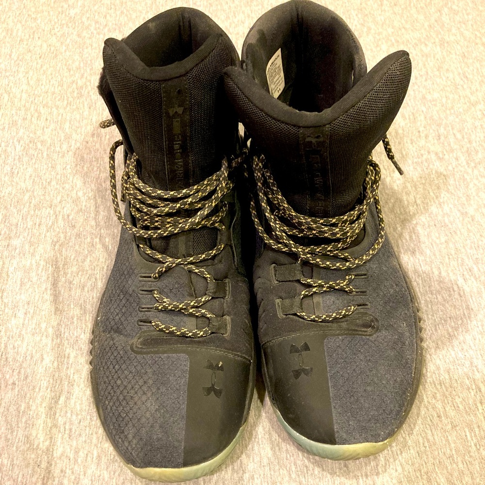 Size 10.5 men’s UnderArmor Basketball shoes, good condition